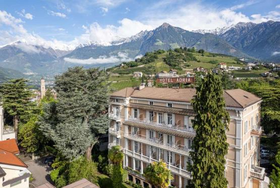 Genussmomente im Urlaub in Meran erleben Mann auf der Terrasse mit Kaffee