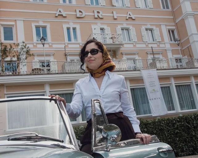 Meran entdecken Frau mit Cabrio