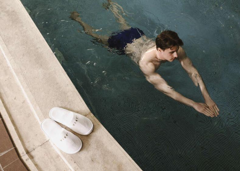 Piscina coperta dell'Hotel Adria Uomo che nuota
